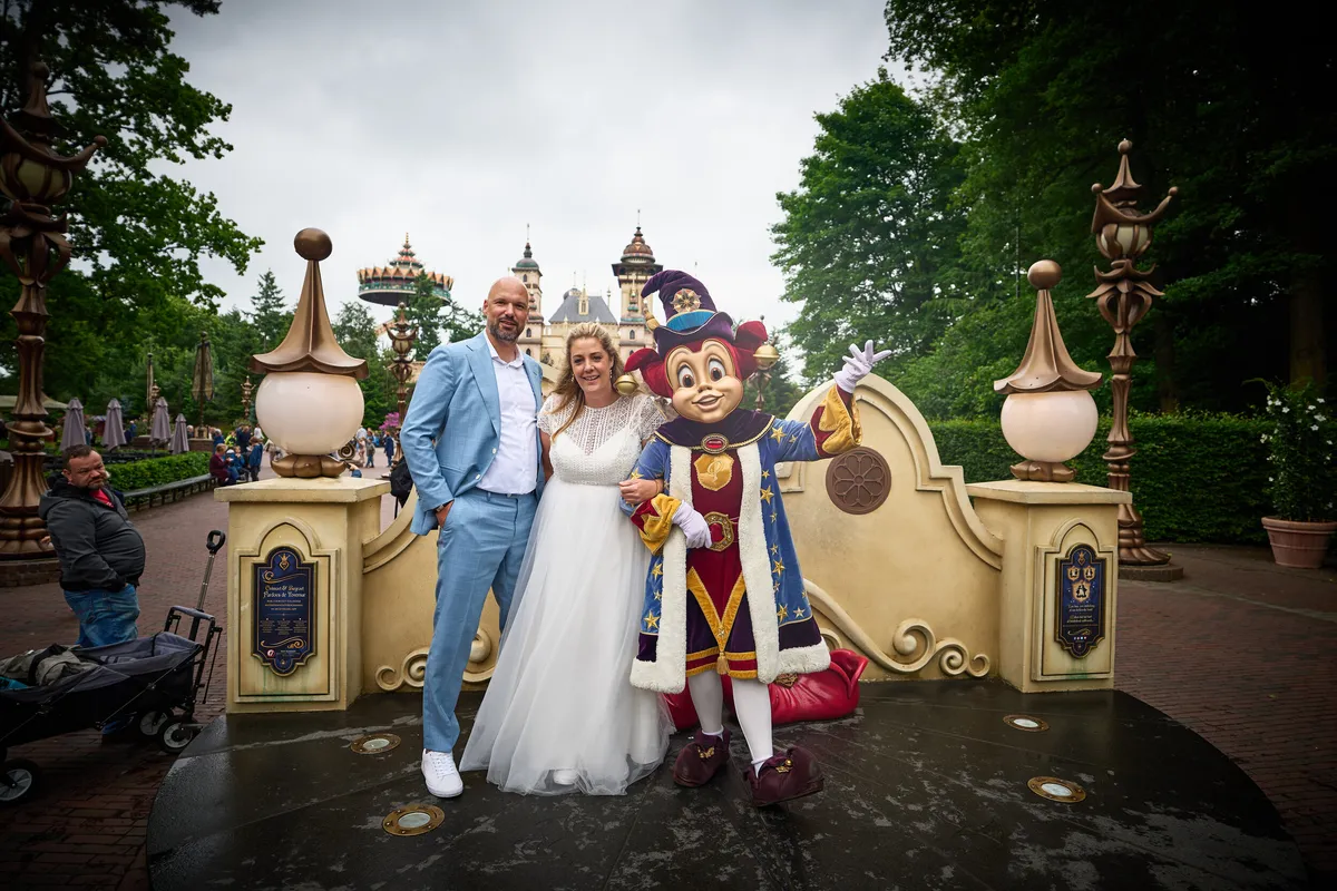 Annemarie en Jan met Pardoes op het plein in de Efteling