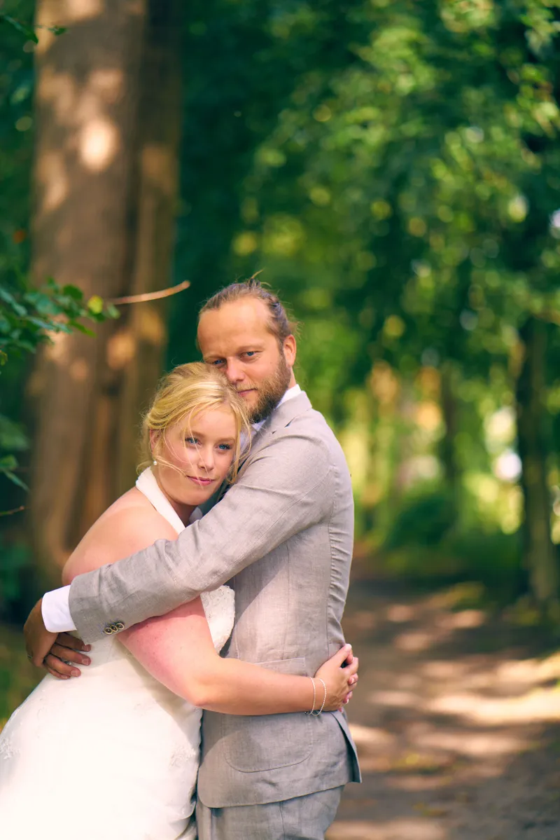 Akke en Rogier omarmen elkaar in het bos