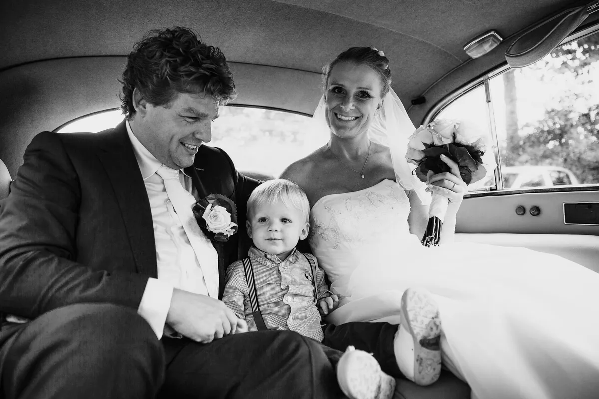 Zwart-wit: Liselotte en Matthijs met hun zoontje achter in de auto