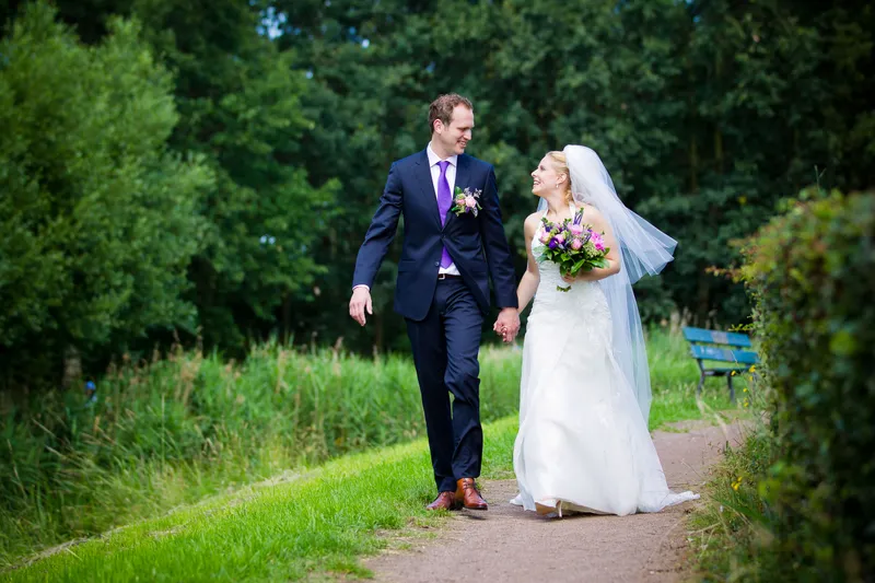 Laurens en Bettiana lopen over een pad in het park