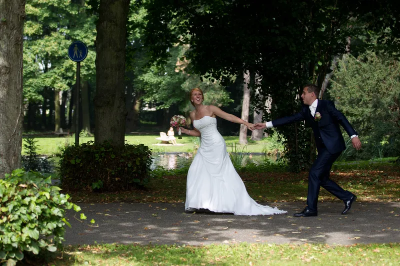 Jorike en Sebastiaan dansen op het pad