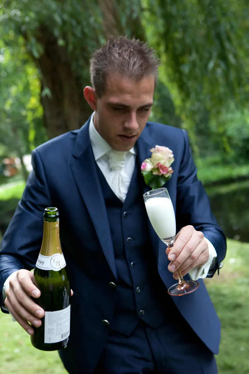 Sebastiaan met een fles champagne