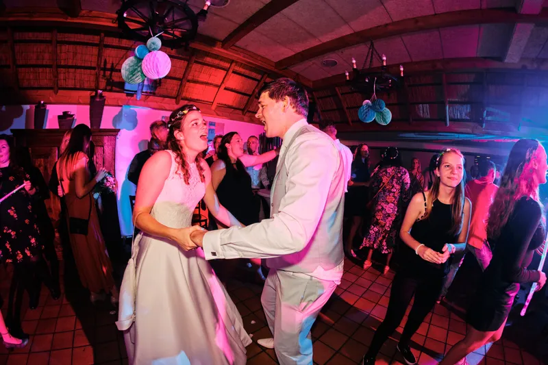 Patrick en Lyn dansen op de volle dansvloer van de Meerhoeve