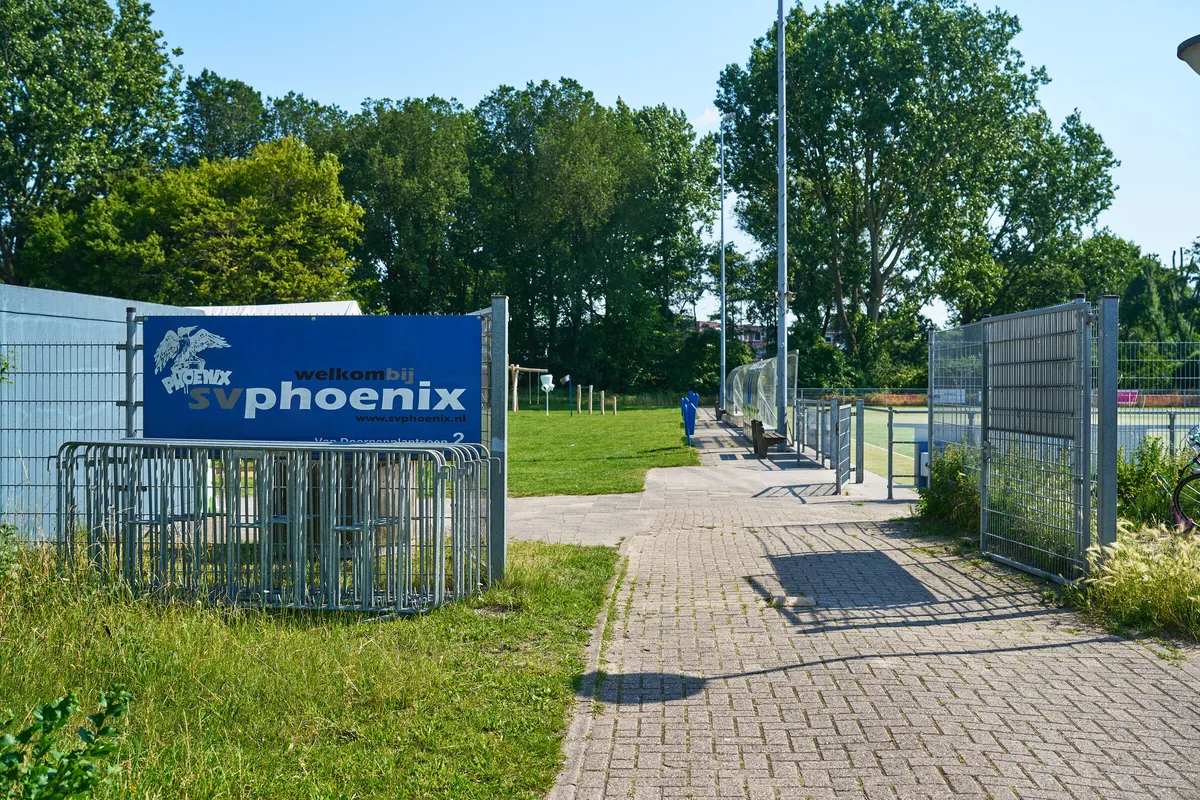 Het bord van korfbalvereniging Phoenix langs het pad naar de club