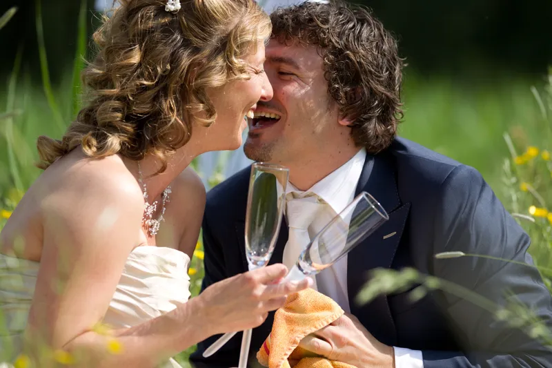 Patricia en Arno proosten met champagne in het gras