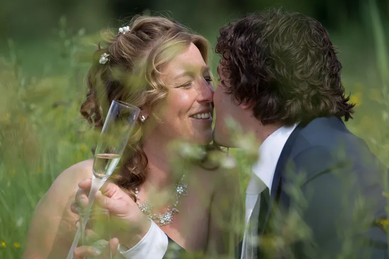 Patricia en Arno dicht bij elkaar tussen de bloemen