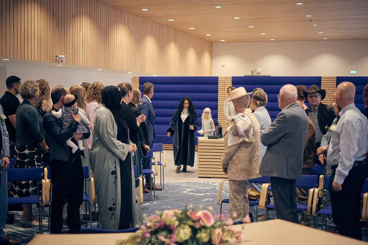 De raadzaal van het gemeentehuis van Pijnacker-Nootdorp vol gasten