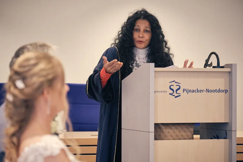 De trouwambtenaar spreekt Ingeborg en Herre toe