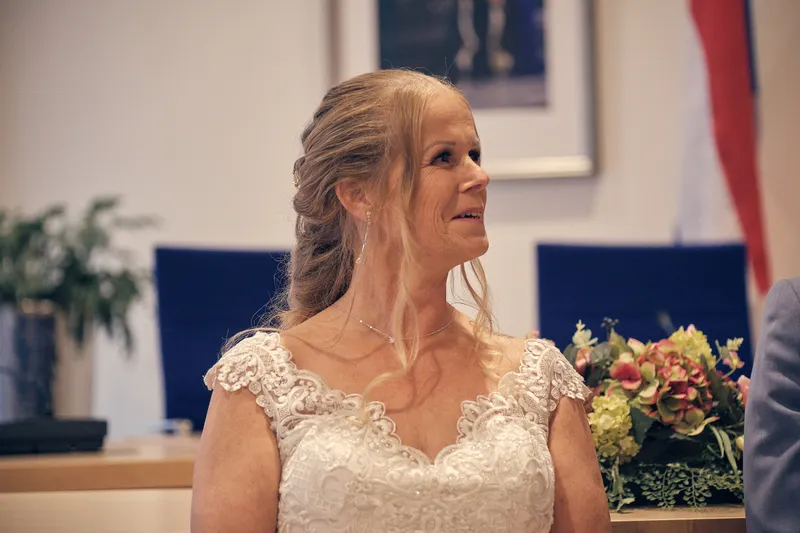 Ingeborg luistert lachend naar de trouwambtenaar