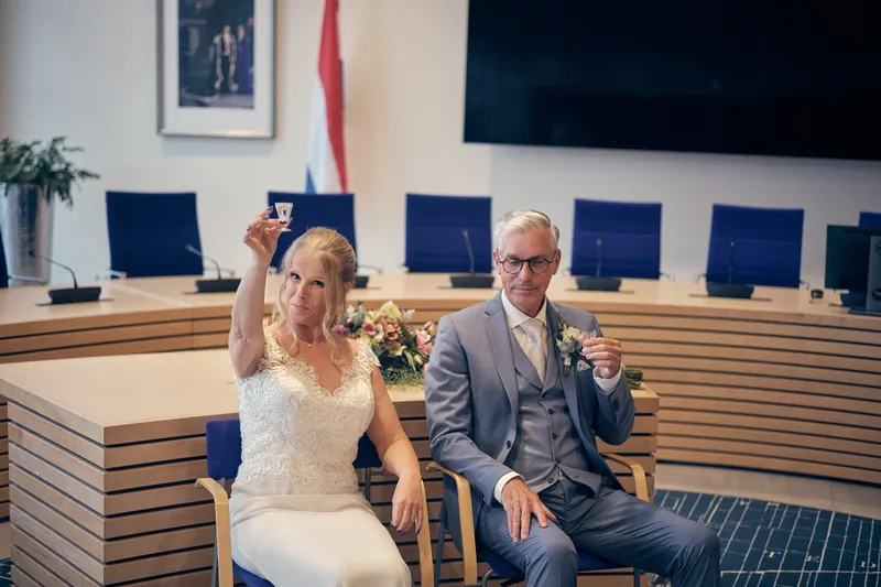 Ingeborg en Herre zitten voor in de raadzaal
