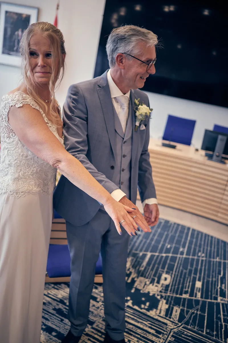 Ingeborg en Herre laten hun ringen zien