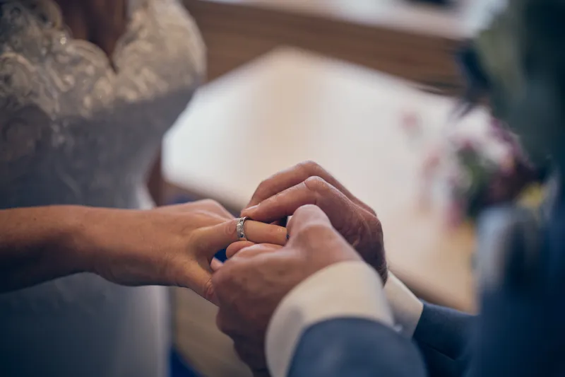 Herre schuift de ring om de vinger van Ingeborg