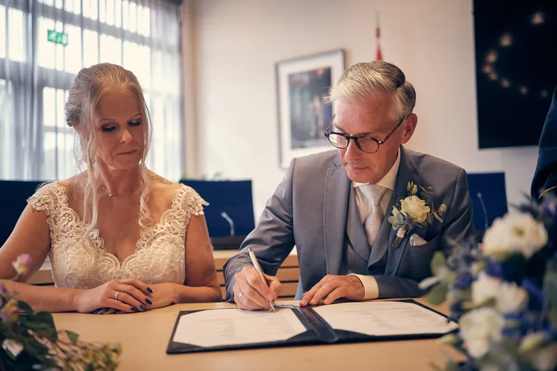 Ingeborg en Herre tekenen de trouwakte