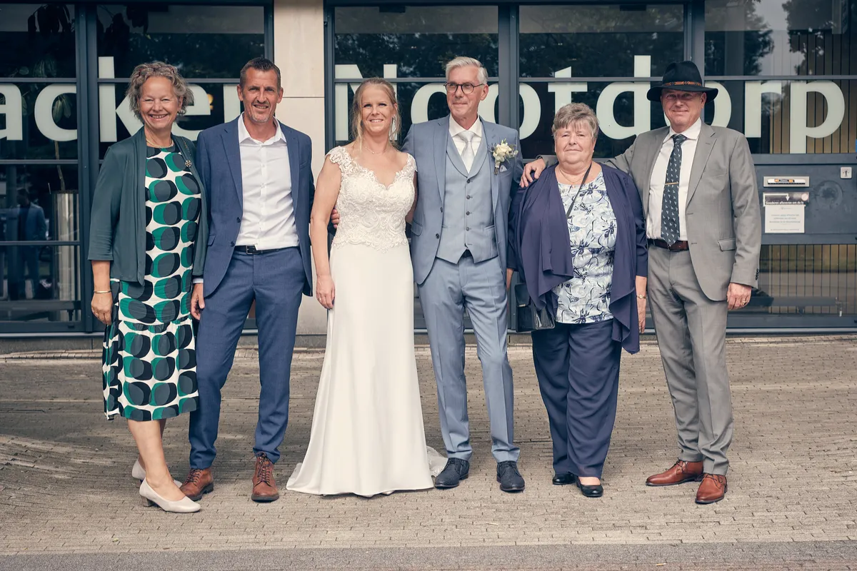 Ingeborg en Herre met familie voor de letters van Pijnacker-Nootdorp