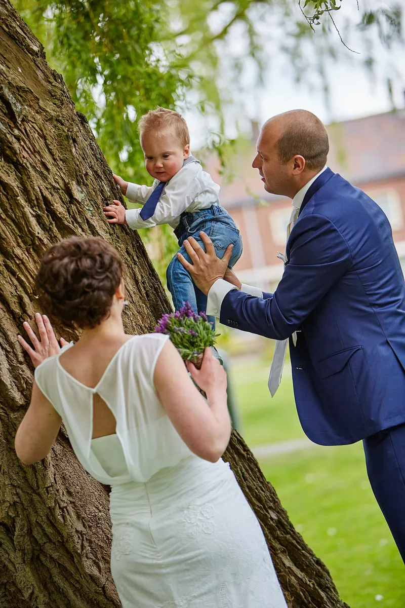 Erik helpt hun zoontje bij de wilg
