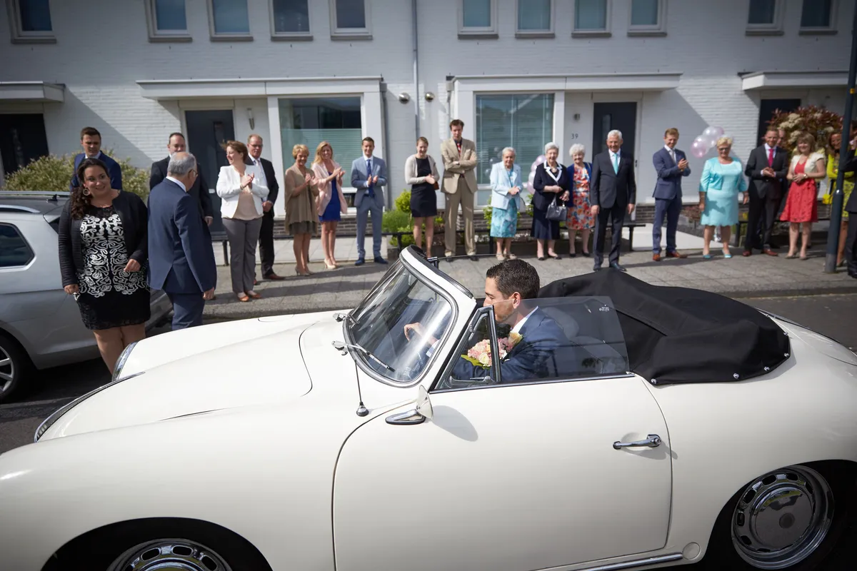 De witte Porsche voor het huis, de gasten wachten