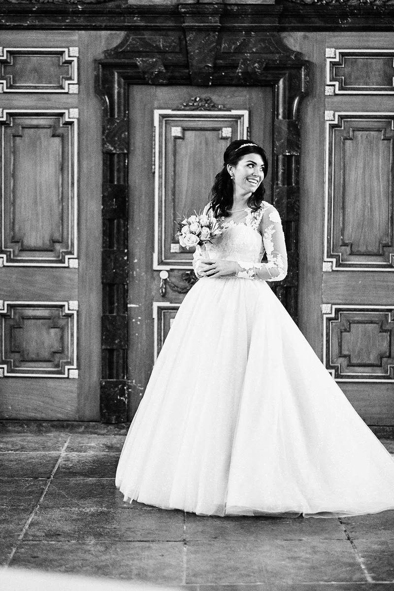 Kimberley voor een oude houten deur, in zwart-wit