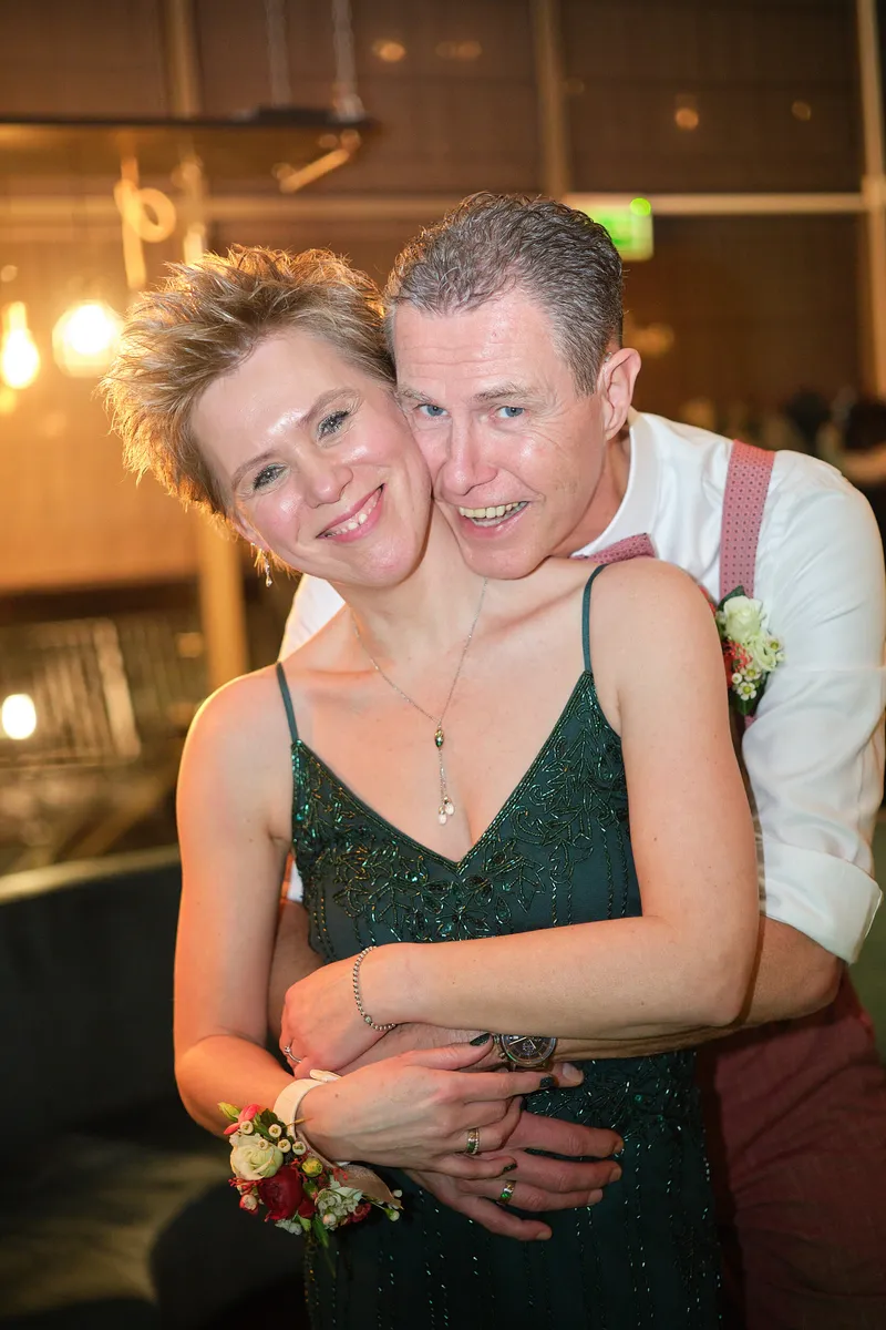 Bart omarmt Esther van achteren