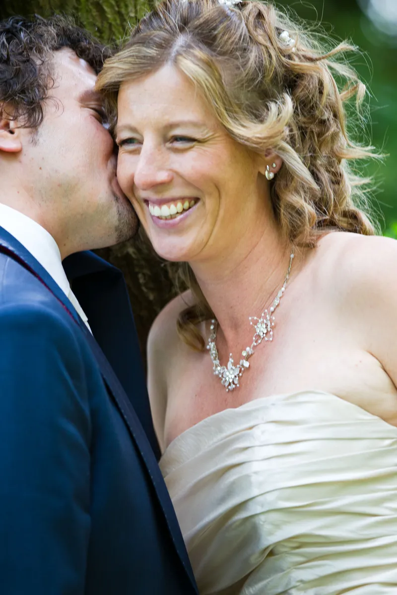 Patricia lacht, Arno kust haar wang