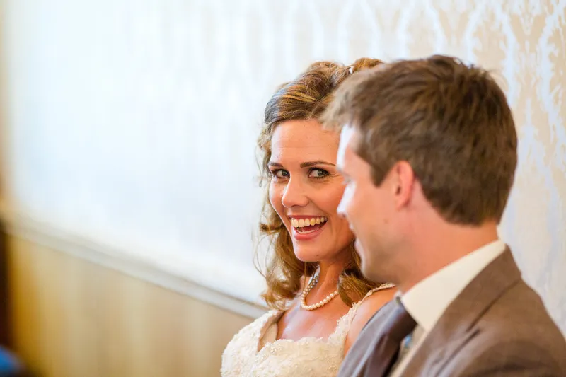 Debora en Joris lachen tijdens de ceremonie