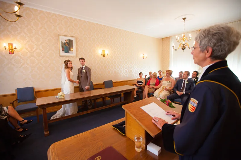 De trouwzaal van het Oude Raadhuis met de trouwambtenaar en de gasten