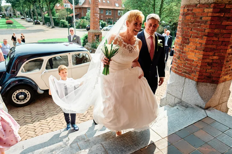 Helen stapt uit de auto bij het raadhuis