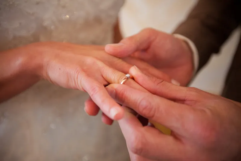 Joris schuift de ring om de vinger van Debora