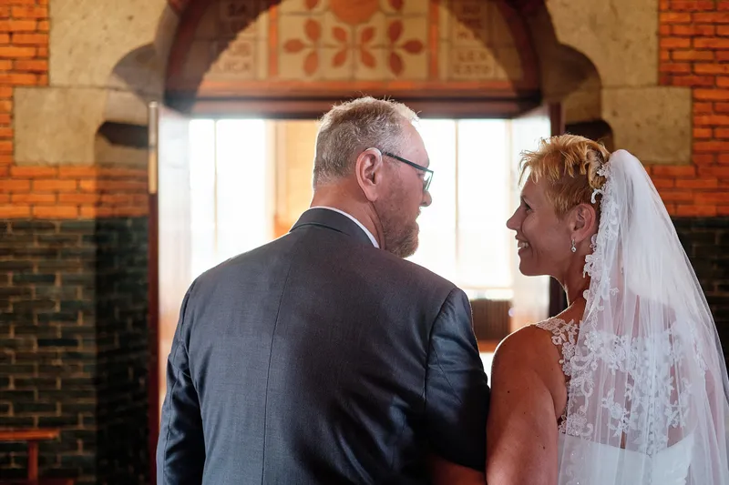 Helen en Burt in de bakstenen boog bij de ingang