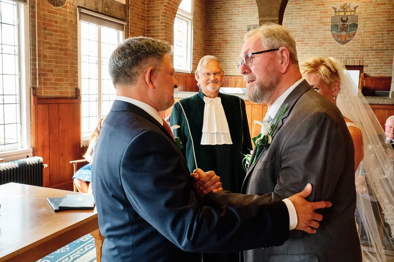 Een handdruk bij de trouwambtenaar