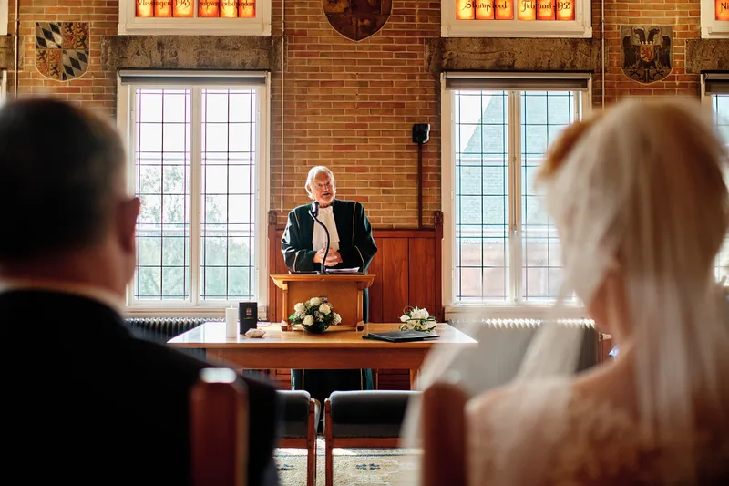 De trouwambtenaar spreekt, Helen op de voorgrond