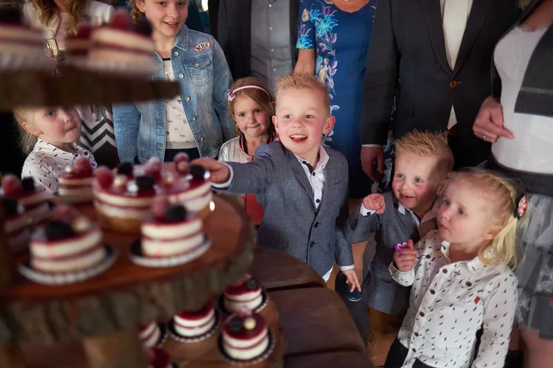 Kinderen kijken naar de taartjes