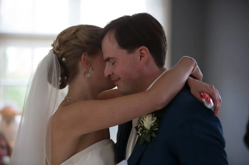 Danielle en Benjamin omhelzen elkaar
