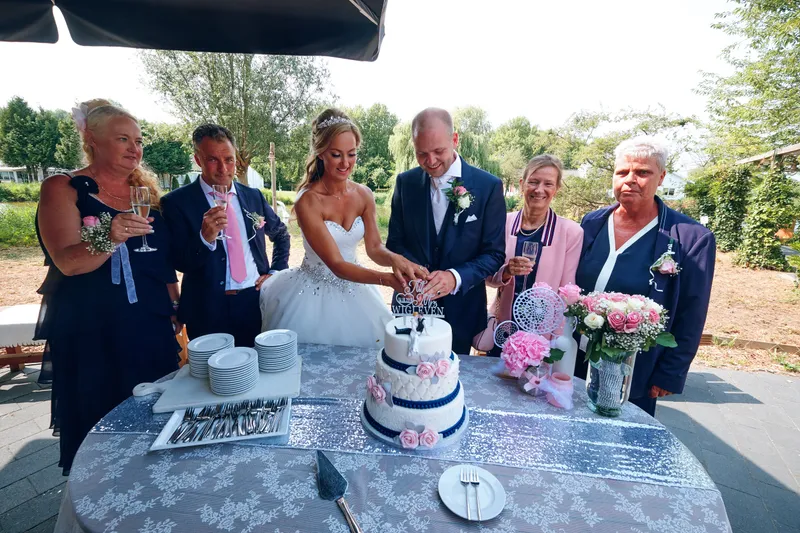 Marcella en Kevin snijden de taart aan met hun familie