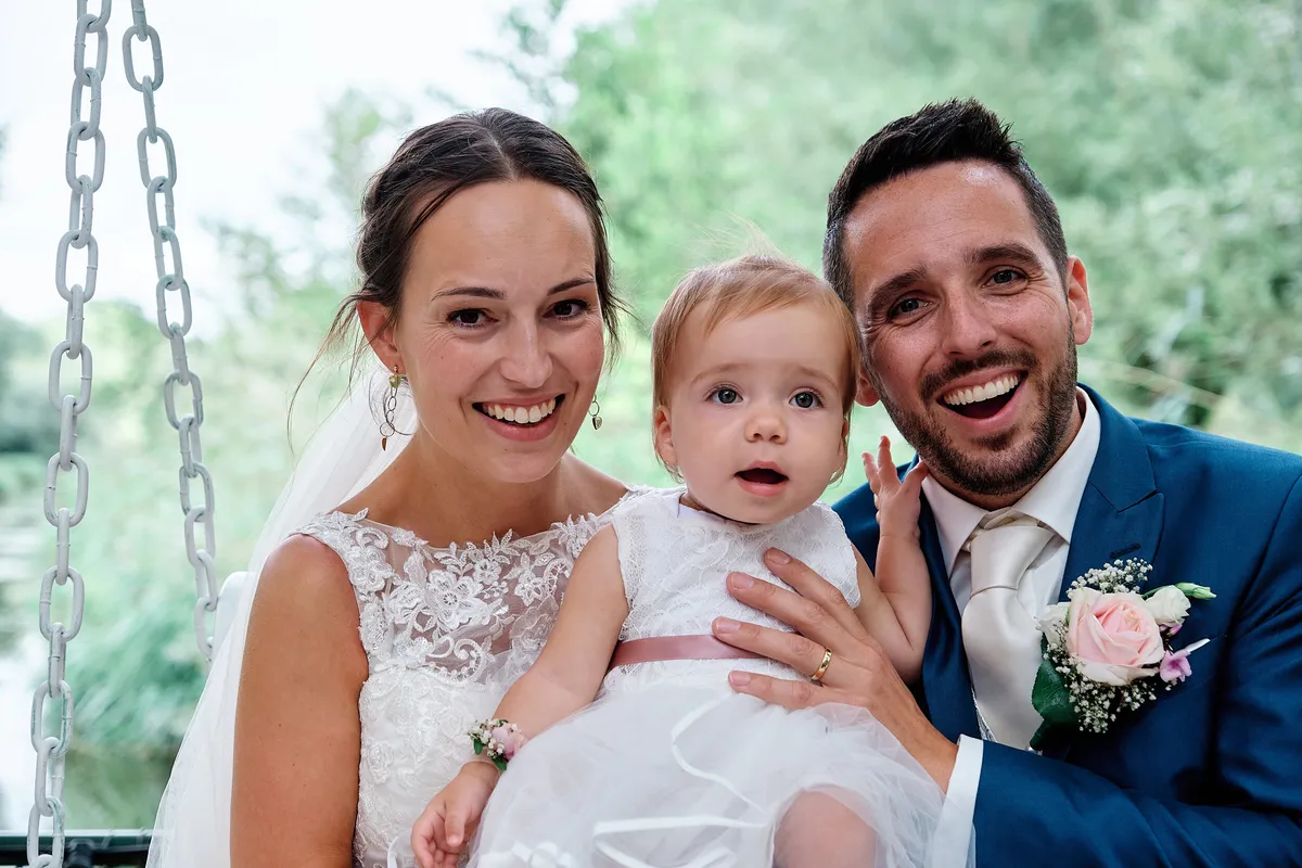Tessa en Jeroen met hun dochtertje op de schommelbank