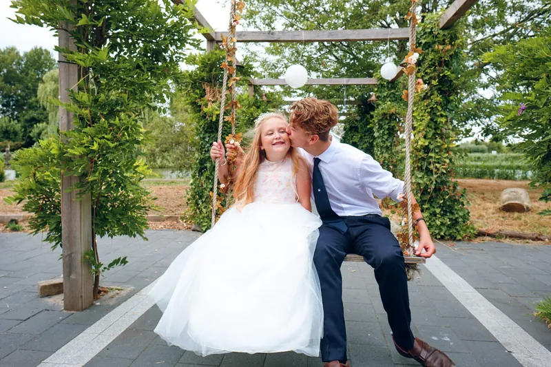 Marcella en Kevin op de schommel bij Vida