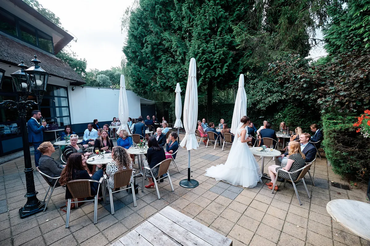 Het terras van Het Rieten Dak met de gasten, Tessa staat achteraan
