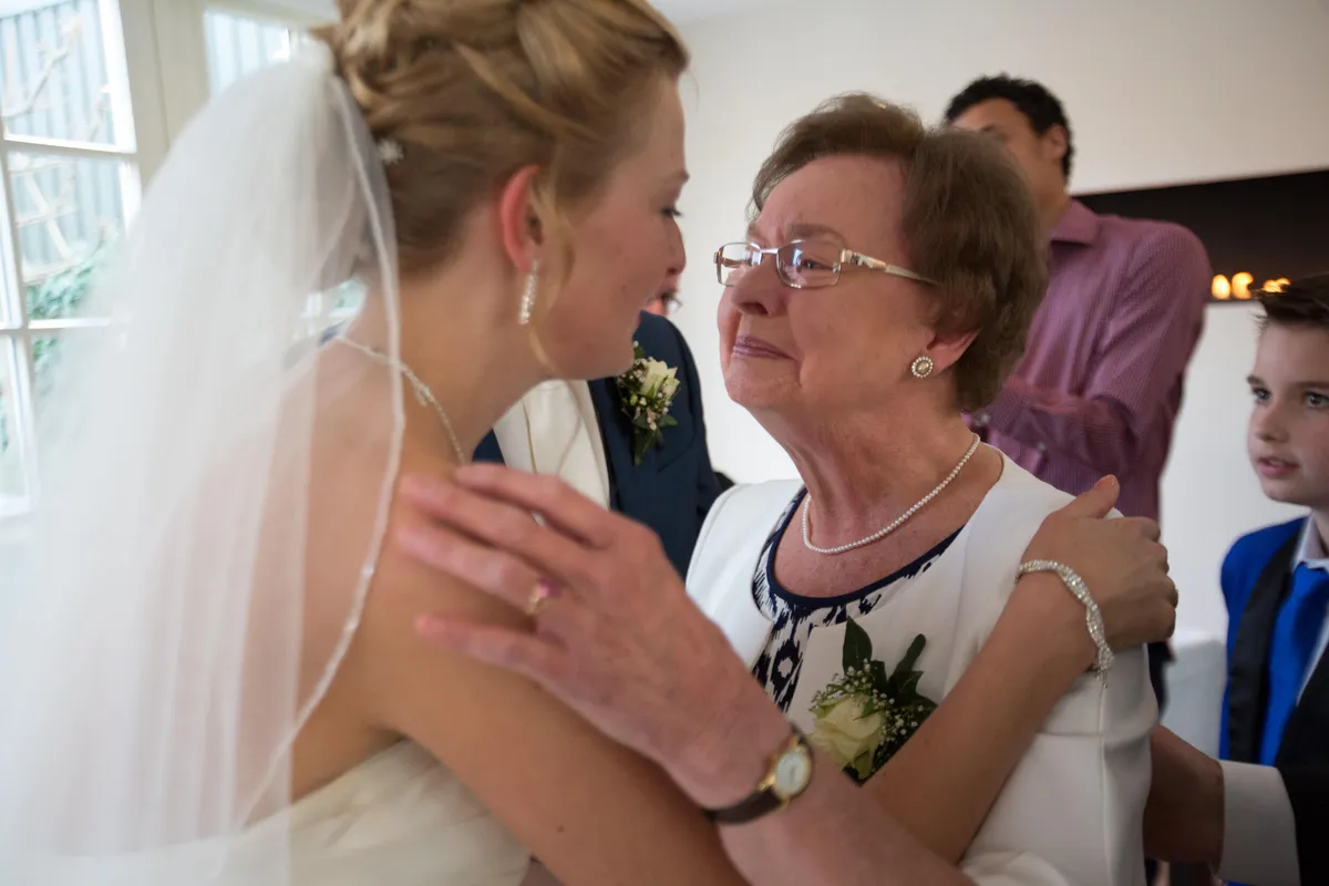 Danielle wordt gefeliciteerd door een oudere gast