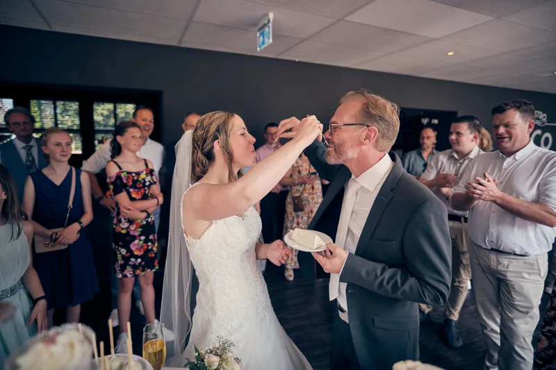Ilja voert Mike een stuk bruidstaart