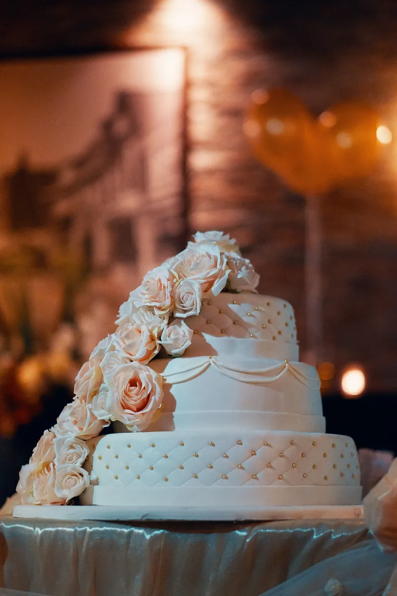 De witte bruidstaart met rozen