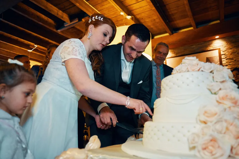 Naomi en Maurice snijden de taart aan