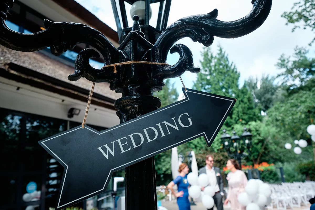 Wegwijzer met WEDDING aan een lantaarn bij Het Rieten Dak