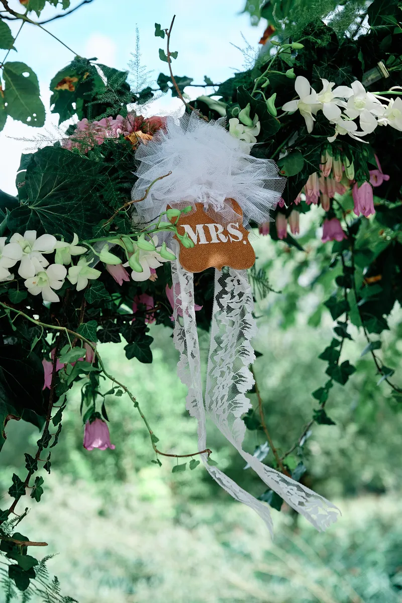 MRS-hanger aan de bloemenboog in de tuin