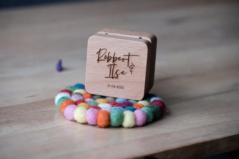 Het houten ringdoosje van Ilse en Robbert met hun namen erop