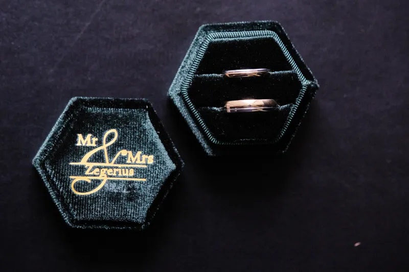 Het donkere ringdoosje van Natascha en Tim met Mr & Mrs erop