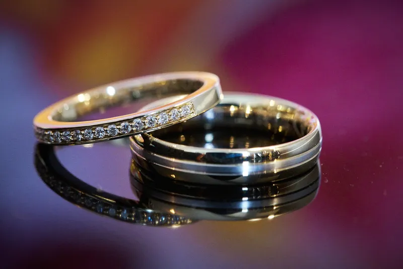 De ringen van Liela en Jeffrey met kleurige vlekken erachter