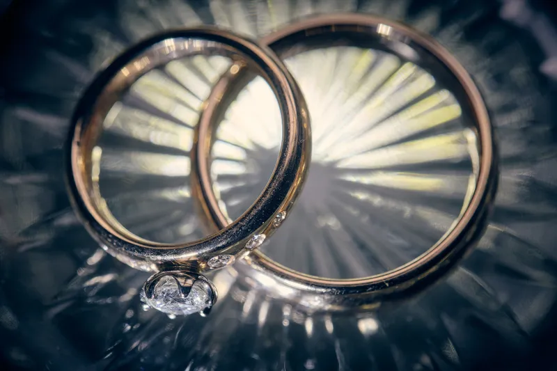 De ringen van Renée en Fabian op een kristallen schaal