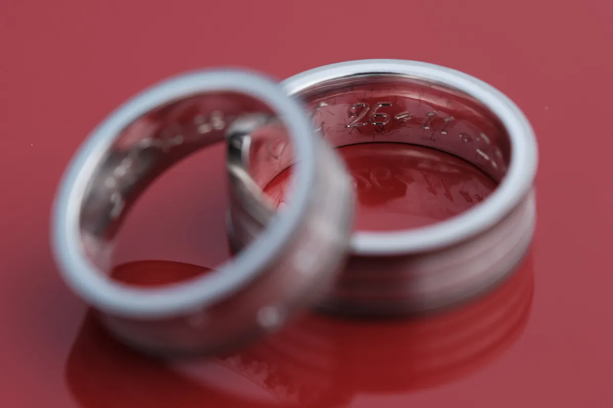 De ringen van Wendy en Gerrold op een rode achtergrond