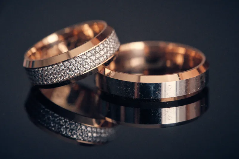 De rosé gouden ringen van Silvia en Patrick met hun spiegelbeeld