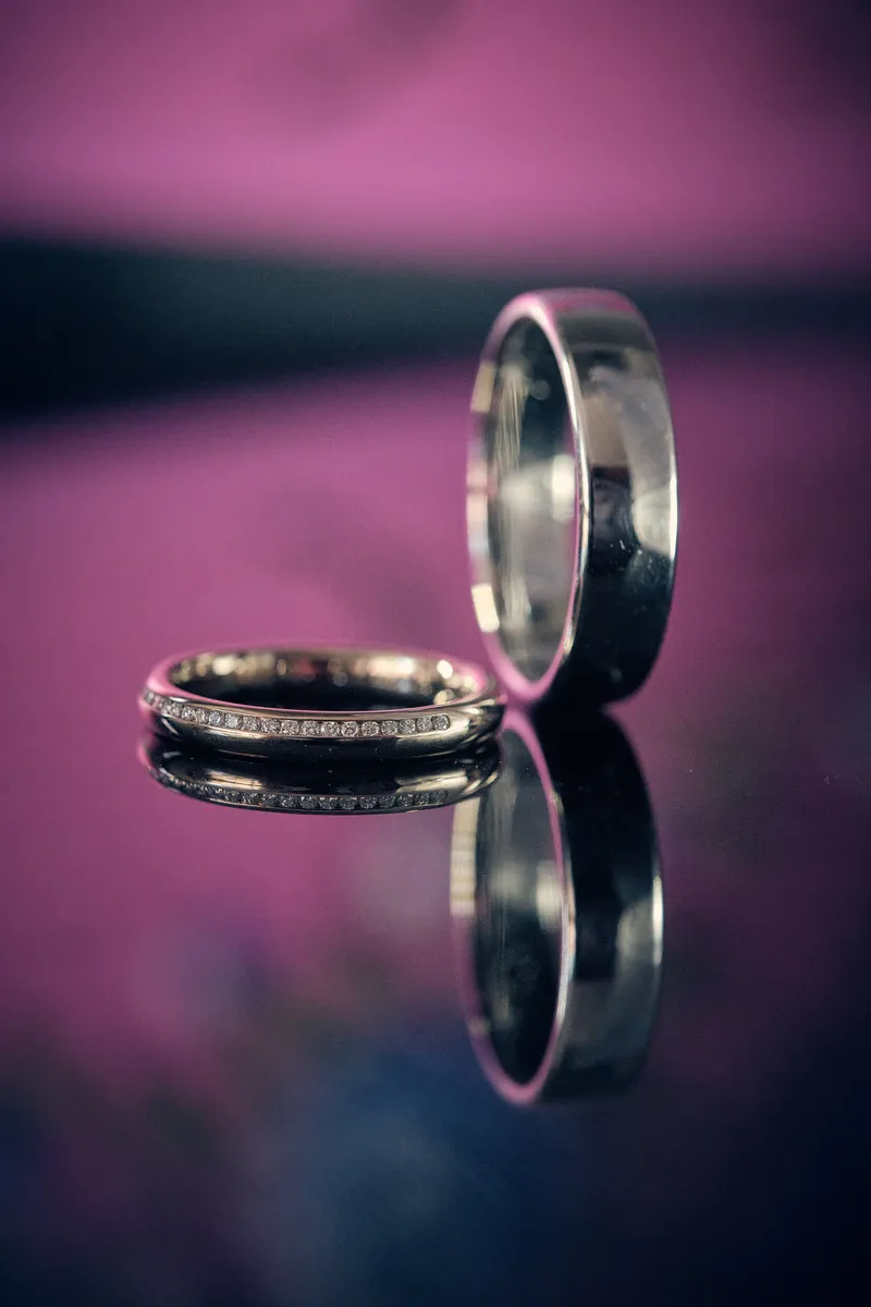 De ringen van Jordy en Jacky rechtop op een roze achtergrond