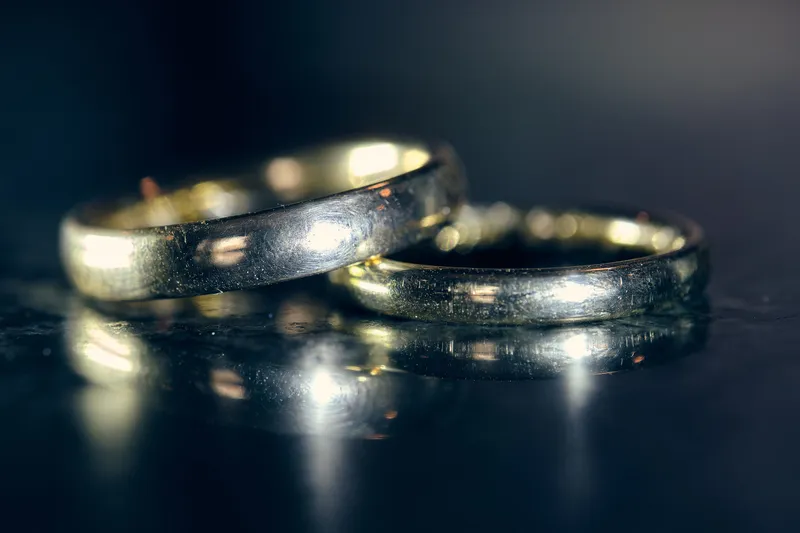 De ringen van Rens en Julia op een glanzende tafel